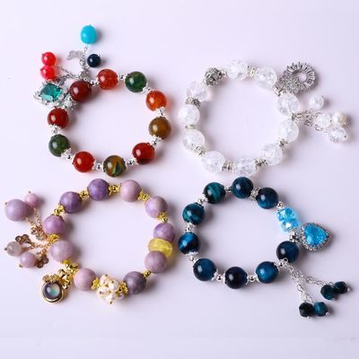 Pulsera de piedra cristalina de perlas redondas hecha a mano con amuletos de lujo