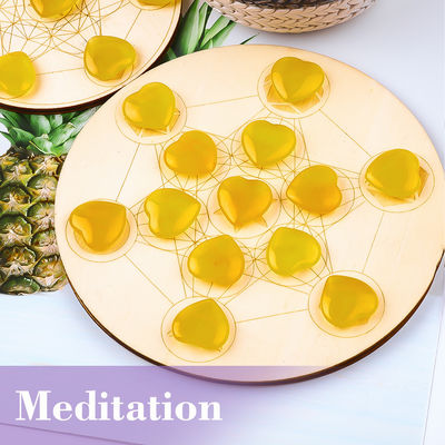 Cristales amarillos en forma de corazón para la meditación