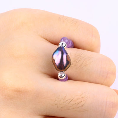 Anillo de piedra preciosa con cuentas de 4 mm de fabricación artesanal Anillo de piedra de sodalita elástica ajustable con encanto de cáscara para el uso diario de la fiesta