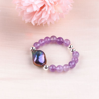 Anillo de piedra preciosa con cuentas de 4 mm de fabricación artesanal Anillo de piedra de sodalita elástica ajustable con encanto de cáscara para el uso diario de la fiesta