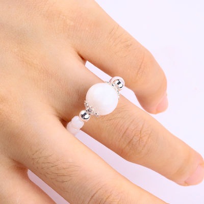 Anillo de piedra preciosa de 4 mm hecho a mano con cuentas Anillo de piedra de ágata blanca elástica ajustable para el uso diario de la fiesta