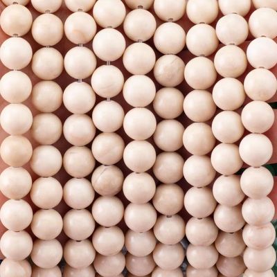 Piedra natural de color blanco pulido Fósil de río Jaspe redondo Perlas sueltas para la fabricación de joyas