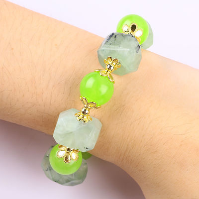 Brazalete con cuentas de piedras preciosas hecho a mano Brazalete de piedra prehnita natural Brazalete de amuletos ajustables Brazalete para el uso diario de la fiesta