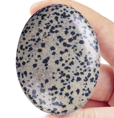 Piedra de palma de jaspe dálmata natural pulida de forma ovalada Piedra de energía de cristal dálmata para decoración de edificios