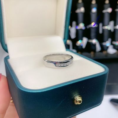 Anillo de compromiso de diamantes de oro Moissanite de 18k Color personalizado