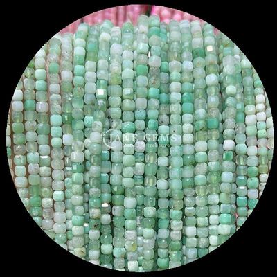 Mini cubo colorido de piedras preciosas con cuentas de ópal rosa y hilos de ágata verde