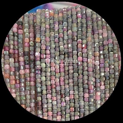 Mini cubo colorido de piedras preciosas con cuentas de ópal rosa y hilos de ágata verde
