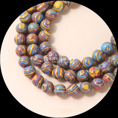 Las cuentas de malaquita sintéticas son perfectas para pulseras redondas de varios colores.